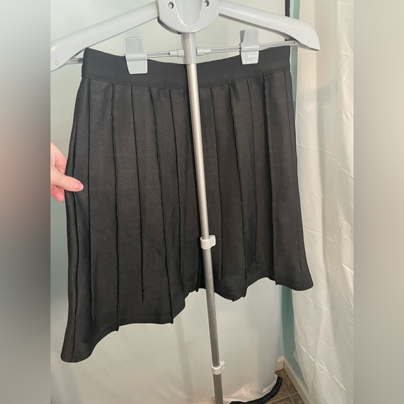 Sparkle and fade, black pleated skirt size medium - Picture 3 of 7